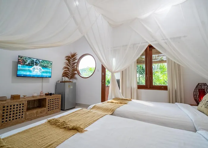 Peaceful & Quiet In Tropical Garden Bed and breakfast